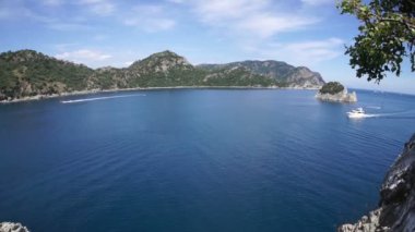 Kemer. Hindi. 9 Eylül 2020 'de, dağlık kıyı şeridi boyunca beyaz yat denizde yelken açtı.