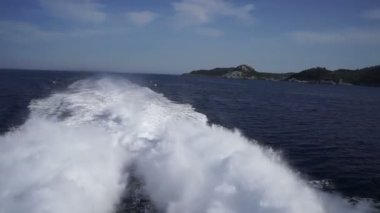 Marmaris. Hindi. 25 Mayıs 2019, tekne motorunun su yolu. Dalgalar ve köpük çok güçlü bir motordan farklıdır. Kıvrımlı yıldırım ufku. Balık gözü.