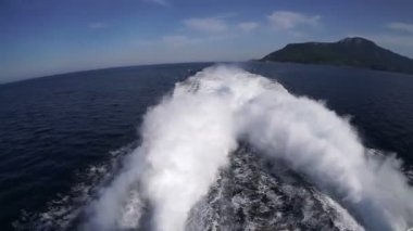 Marmaris. Hindi. 25 Mayıs 2019, tekne motorunun su yolu. Dalgalar ve köpük çok güçlü bir motordan farklıdır. Kıvrımlı yıldırım ufku. Balık gözü.