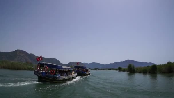 Mugla Dalyan Turkiet Maj 2019 Nöjesbåt Med Turister Dalyanflodens Mynning — Stockvideo