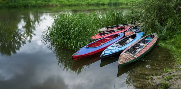 Kayaks Multicolores Sin Personas Estacionadas Junto Río — Foto de Stock