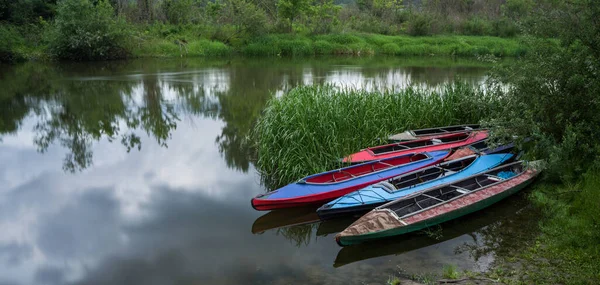 Kayaks Sin Gente Estacionada Junto Río — Foto de Stock