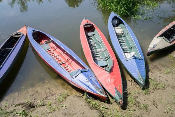 Kayaks Sin Gente Estacionada Junto Río — Foto de Stock