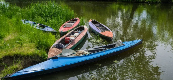 Kayaks Multicolores Sin Personas Estacionadas Junto Río — Foto de Stock