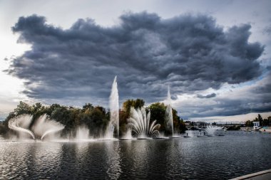 Vinnitsa, Ukrayna 'daki çeşmenin üzerinde bir bulut.