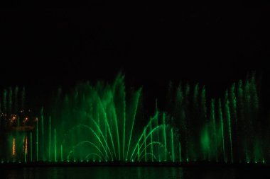 Geceleri renkli ışıkları olan müzikal multimedya çeşmesi. Ukrayna, Vinnitsa
