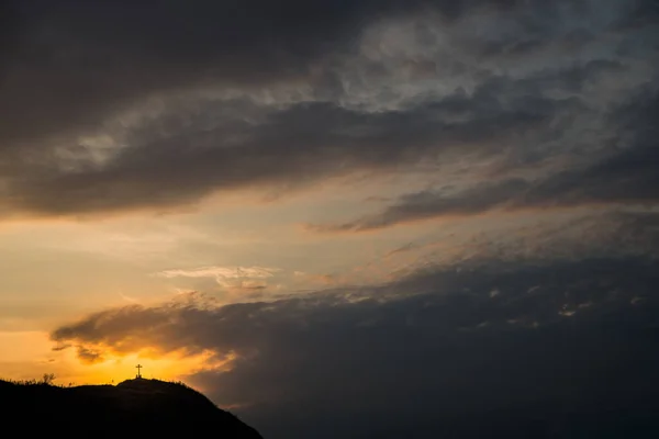 Cruz Cristiana Silueta Contra Cielo Del Atardecer — Foto de Stock