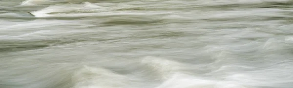 Rozmaż Przepływ Wody Między Kamieniami Fotografia Długoterminowa — Zdjęcie stockowe