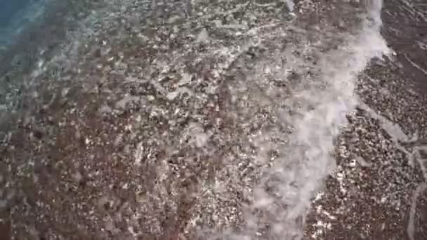 Temiz Deniz Suyu Dalgaları Plajın Kırmızı Çakıl Taşlarını Siler — Stok video