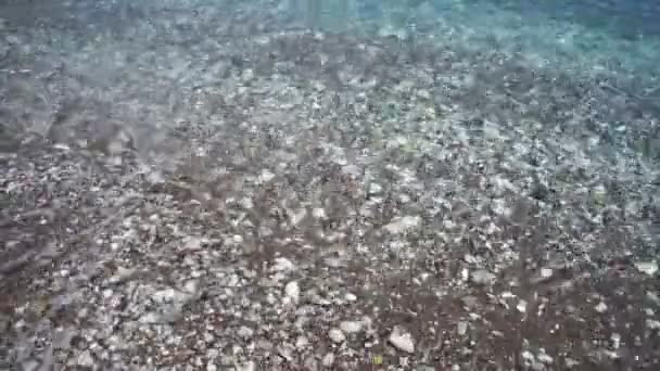 Čistě Průhledná Mořská Vlna Oblázkové Pláži — Stock video