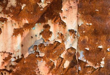 Paslı metal bir yüzey üzerindeki çatlak boya dokusu..