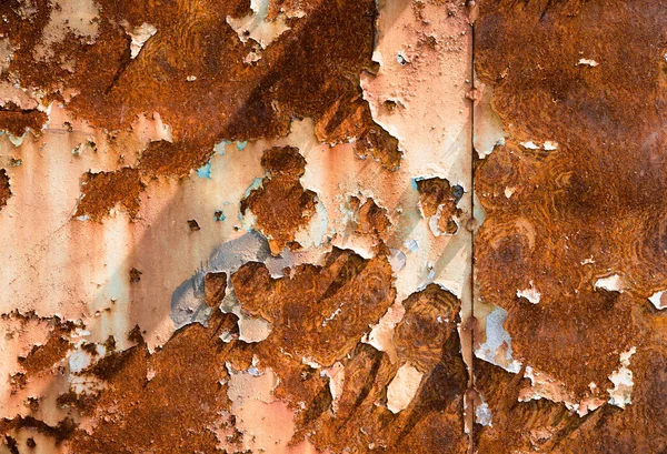 Paslı metal bir yüzey üzerindeki çatlak boya dokusu..