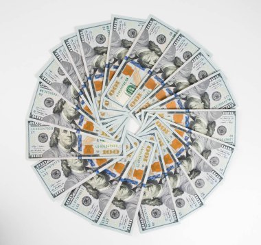 Beyaz arka planda 100 dolarlık banknotların yakın plan çekimi. Seçici odaklanma. Bulanık arkaplan.