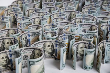 Yüzlerce dolarlık banknotlar beyaz arka planda toplanmış. Seçici odaklanma. Bulanık arkaplan.