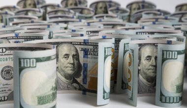 Yüzlerce dolarlık banknotlar beyaz arka planda toplanmış. Seçici odaklanma. Bulanık arkaplan.