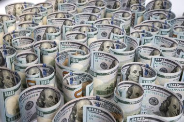 Yüzlerce dolarlık banknotlar beyaz arka planda toplanmış. Seçici odaklanma. Bulanık arkaplan.