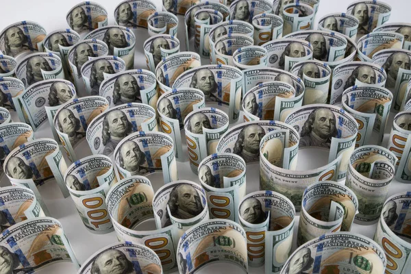 Yüzlerce dolarlık banknotlar beyaz arka planda toplanmış. Seçici odaklanma. Bulanık arkaplan.