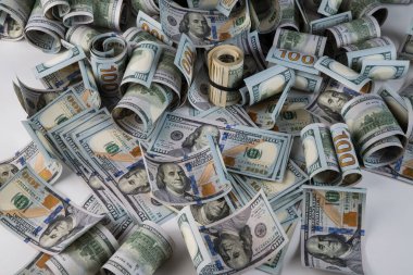 Yüzlerce dolarlık banknotlar beyaz arka planda toplanmış. Seçici odaklanma. Bulanık arkaplan.