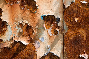 Paslı metal bir yüzey üzerindeki çatlak boya dokusu..