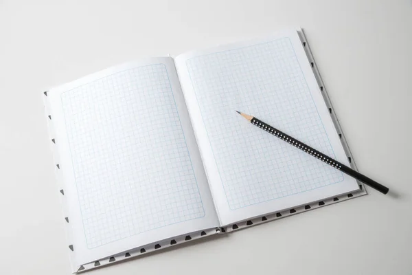 Cuaderno Cuadros Expandido Con Hojas Abiertas Lápiz Enfoque Selectivo Fondo — Foto de Stock