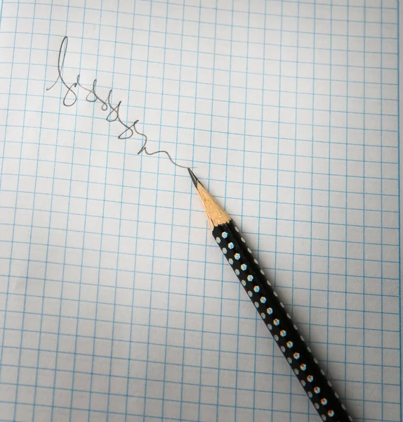 Schwarzer Bleistift Auf Einem Stück Schreibpapier — Stockfoto