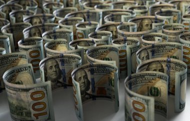 100 dolarlık banknotların yakın plan çekimleri beyaz arka planda yuvarlandı.