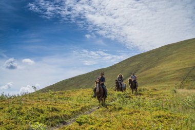 Karpat dağlarında at biniciliği.