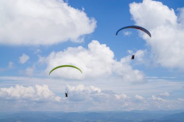 Bulutlu mavi gökyüzünde paragliding.