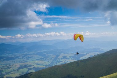 Bulutlu mavi gökyüzünde paragliding.