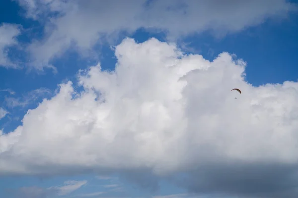 Paragliding in the cloudy blue sky. — Stock Photo, Image