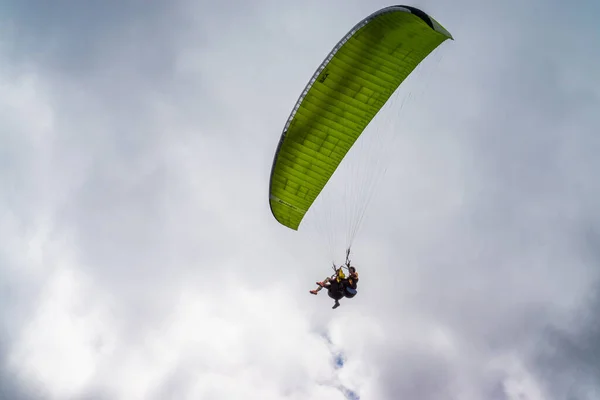 Parapente dans le ciel bleu nuageux. — Photo