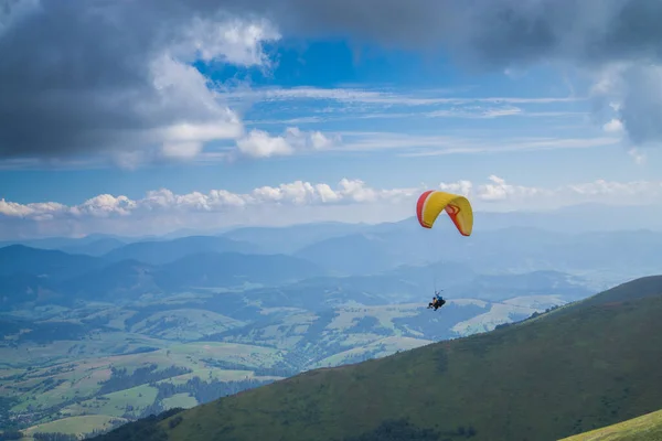Bulutlu mavi gökyüzünde paragliding. — Stok fotoğraf