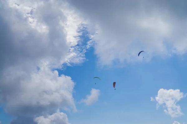 Parapente no céu azul nublado. — Fotografia de Stock