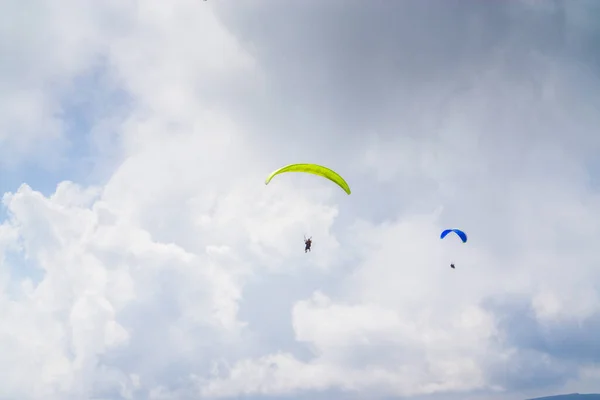 Paragliding in the cloudy blue sky. — Stock fotografie