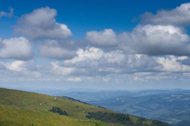 Bulutlu gökyüzü mavi dağların üzerinde.