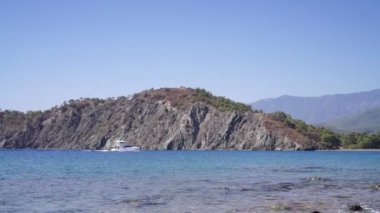 Kemer. Hindi. 9 Eylül 2020 'de, dağlık kıyı şeridi boyunca beyaz yat denizde yelken açtı.
