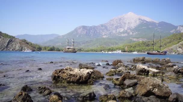 Kemer Türkei September 2020 Das Vergnügungsmastschiff Fährt Die Bucht Ein — Stockvideo