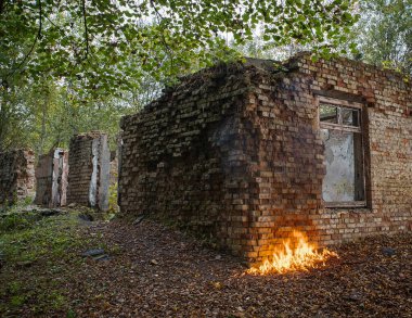 Yanan bir tuğla bina. Duvarda yangın var..