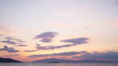 Adaları ve Bulutlarıyla Deniz Üzerinde Huzurlu Gün Batımı