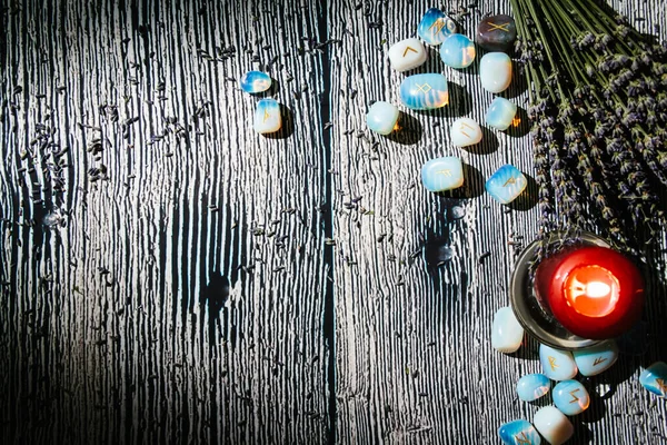 Mesa Madera Con Atributos Ocultos Vista Superior Piedras Runa Velas —  Fotos de Stock