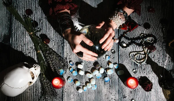 Ręce Wróżki Szklanej Kuli Przewidywanie Przyszłości Mistyczne Wnętrze Symbole Okultystyczne — Zdjęcie stockowe