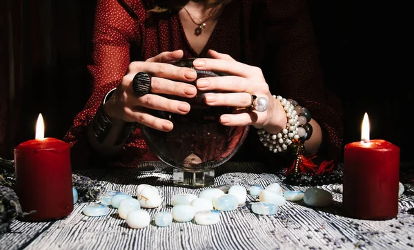 Fortuneteller Keze Egy Üveggömbön Jövő Jóslata Titokzatos Belső Okkult Szimbólumok — Stock Fotó