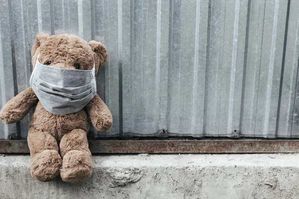 Тедді Ведмідь Медичній Масці Сидить Біля Металевого Паркану Сумні Почуття — стокове фото