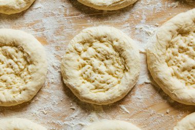 Evde yemek yapmak, ekmeği pişirilmeye hazırlamak.