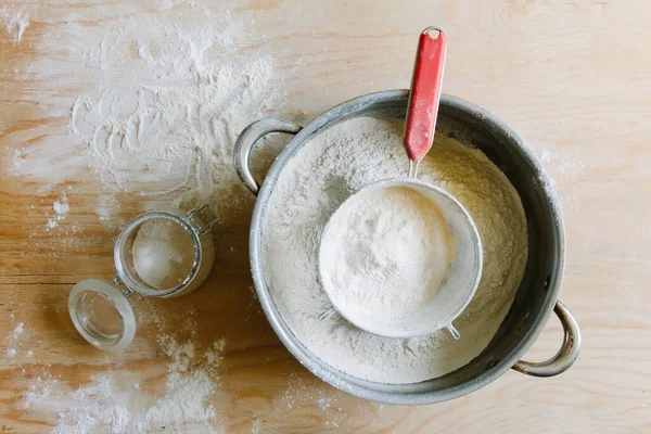 Matlagning Hemma Tillagning Degen Tillsättning Mjöl Smör Och Salt — Stockfoto