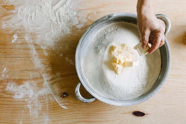 Matlagning Hemma Tillagning Degen Tillsättning Mjöl Smör Och Salt — Stockfoto