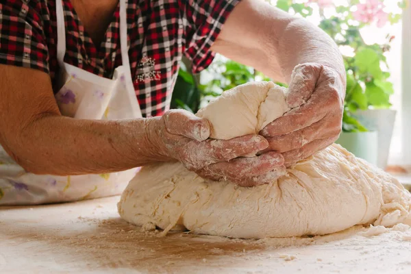 Cocinar Casa Manos Anciana Amasando Masa — Foto de Stock