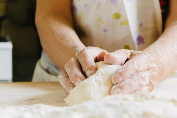 Cozinhar Casa Mãos Mulher Idosa Amassar Massa — Fotografia de Stock