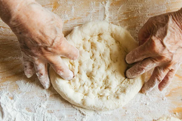 Matlagning Hemma Gamla Fruns Händer Knådar Deg Gör Brödet Redo — Stockfoto