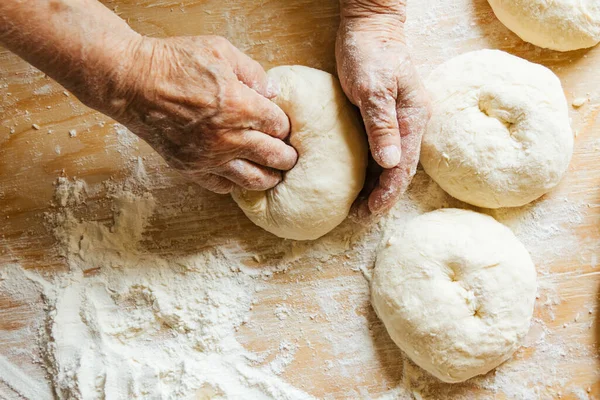 Matlagning Hemma Gamla Kvinnas Händer Knådar Deg — Stockfoto